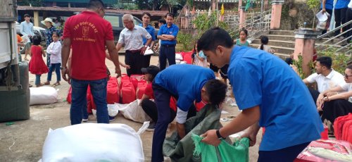 Đo&agrave;n t&igrave;nh nguyện trao c&aacute;c suất qu&agrave; cho c&aacute;c em học sinh v&ugrave;ng lũ1.JPG