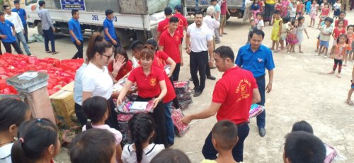 Đo&agrave;n t&igrave;nh nguyện trao c&aacute;c suất qu&agrave; cho c&aacute;c em học sinh v&ugrave;ng lũ2 (1).JPG