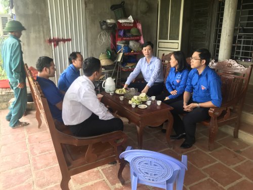 Đc L&ecirc; Văn Trung trao đổi về kinh nghiệm tr&ocirc;ng ổi L&ecirc; Đ&igrave;a Loan (1).png