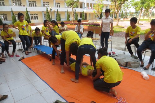 Vận chuyển nạn nh&acirc;n l&ecirc;n c&aacute;ng.JPG