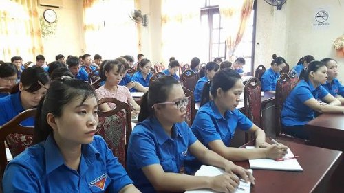 học tập ch&iacute;nh trị.jpg