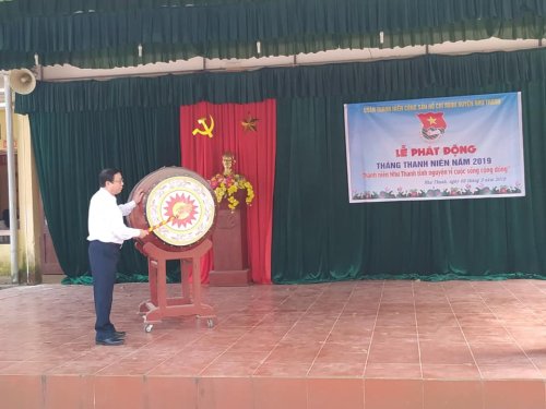 Đc Qu&aacute;ch Văn Tuấn - Ph&oacute; B&iacute; thư thường trực Huyện ủy đ&aacute;nh trống ph&aacute;t động ra qu&acirc;n Th&aacute;ng Thanh ni&ecirc;n năm 2019.jpg