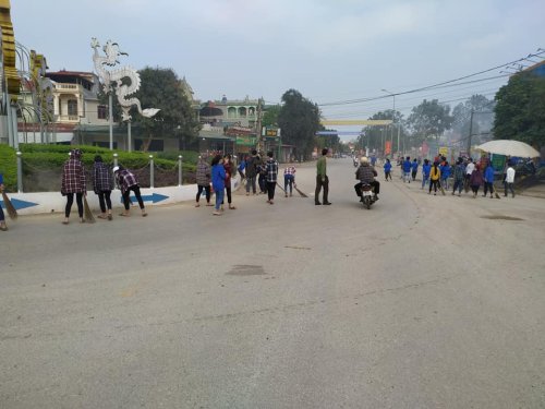 ĐVTN ra qu&acirc;n dọn dẹp vệ sinh tại v&ograve;ng xuyến thị trấn bến sung.jpg