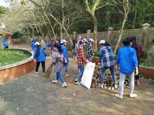 Dọn dẹp vệ sinh tại Đ&agrave;i tưởng niệm c&aacute;c anh h&ugrave;ng liệt sĩ huyện.jpg