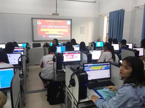 Th&iacute; sinh tham gia thi.jpg