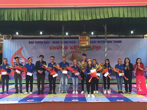 BTC trao giải rung chu&ocirc;ng v&agrave;ng v&agrave; 10 giải cho c&aacute;c th&iacute; sinh xuất sắc.jpg