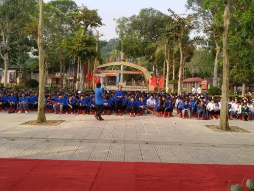 Học sinh đặt c&acirc;u hỏi với kh&aacute;ch mời.jpg