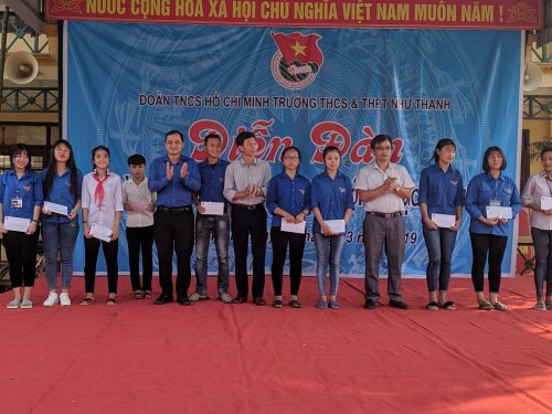 Trao thưởng cuộc thi thiết kế pano,&aacute;p ph&iacute;ch ph&ograve;ng chống bạo lực học đường.jpg