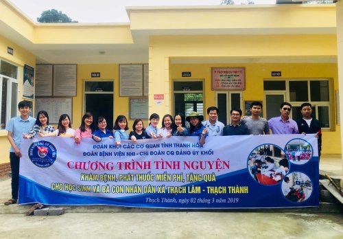 Đo&agrave;n thanh ni&ecirc;n Bệnh viện Nhi Thanh H&oacute;a tham gia kh&aacute;m bệnh cấp ph&aacute;t thuốc miễn ph&iacute; tại huyện Thạch Th&agrave;nh.jpg