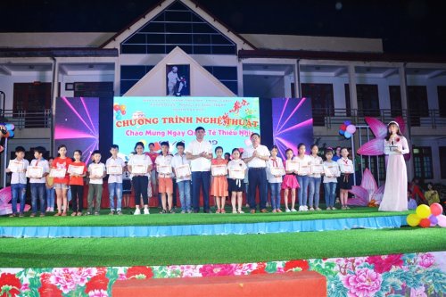 trao giai ve tranh.jpg