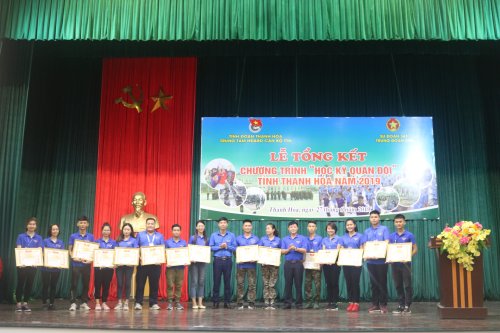 Đc Nguyễn Hữu Tuất tặng bằng Khen.jpg