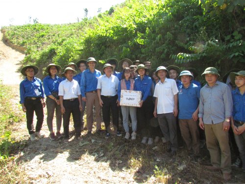 Các đồng chí lãnh đạo huyện thăm và tặng quà thanh niên tình nguyện thực hiện công trình thanh niên cấp huyện.JPG