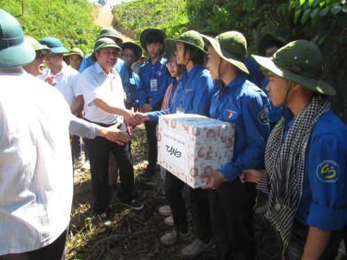 Các đồng chí lãnh đạo huyện thăm và tặng quà thanh niên tình nguyện.JPG