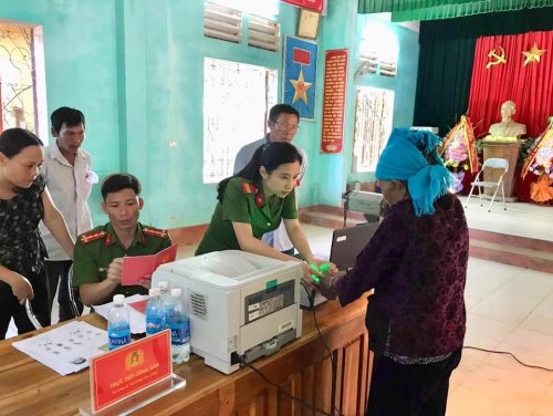 Hướng dẫn tận t&igrave;nh cho c&aacute;c đối tượng l&agrave;m CCCD tại x&atilde;.jpg