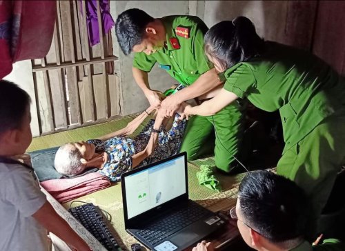 Thu nhận v&acirc;n tay tại nh&agrave; cho đối tượng gi&agrave; yếu.jpg