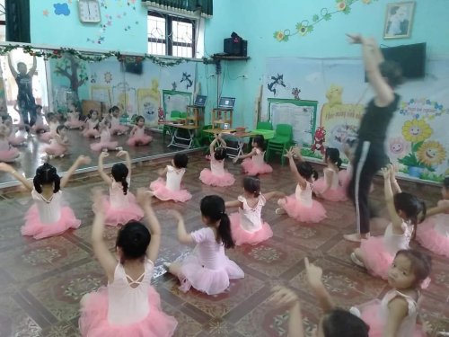 lớp m &uacute;a 2.jpg