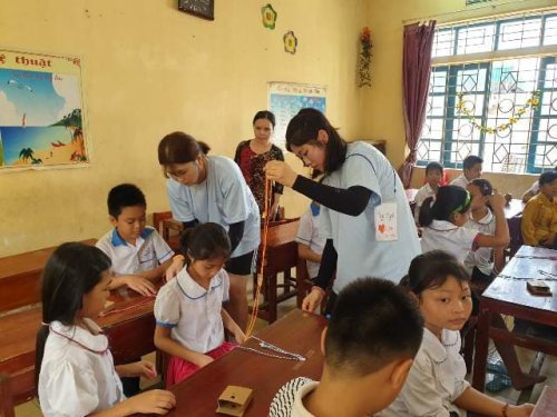 hướng dẫn c&aacute;c em học sinh l&agrave;m v&ograve;ng đeo tay.jpg