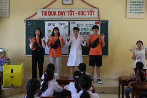 hướng đ&atilde;n c&aacute;c em rửa tay trước khi bữa ăn.jpg