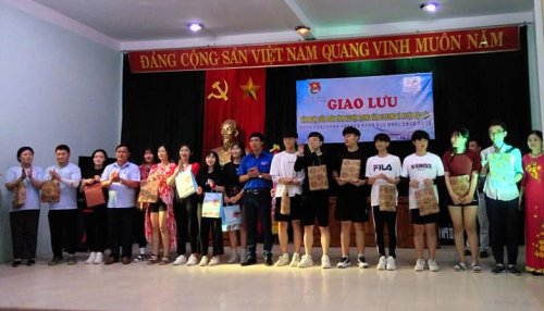 đồng ch&iacute; nguyễn hữu tuất tặng qu&agrave; lưu niệm cho đo&agrave;n t&igrave;nh nguyện.jpg