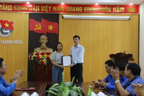 Đc L&ecirc; Văn Trung B&iacute; thư Tỉnh đo&agrave;n trao quyết định bổ nhiệm Trưởng ban Đo&agrave;n kết Tập hợp Thanh ni&ecirc;n Tỉnh đo&agrave;n cho đồng ch&iacute; L&ecirc; Thị Trang.JPG