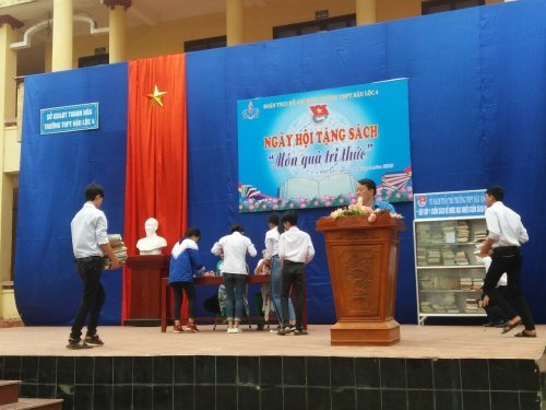 ng&agrave;y hội tặng s&aacute;ch.jpg