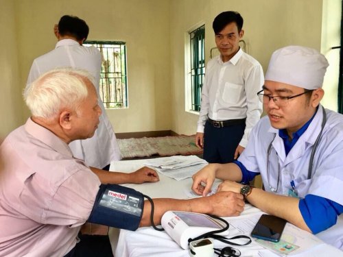 Kh&aacute;m bệnh, cấp ph&aacute;t thuốc cho người d&acirc;n.jpg