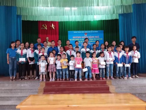 H&igrave;nh ảnh tặng qu&agrave; cho trẻ em c&oacute; ho&agrave;n cảnh kh&oacute; khăn.jpg