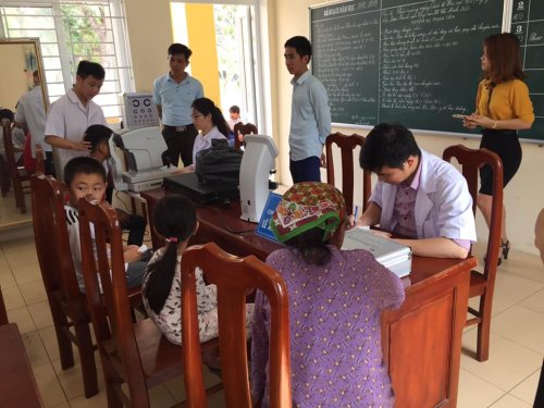 H&igrave;nh ảnh tư vấn, kh&aacute;m mắt cho c&aacute;c em học sinh.jpg