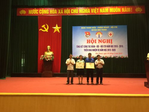 L&atilde;nh đạo Ph&ograve;ng GD&ĐT, Hội Chữ thập đỏ huyện trao bằng khen của TW Đo&agrave;n cho c&aacute;c tập thể, c&aacute; nh&acirc;n c&oacute; th&agrave;nh t&iacute;ch xuất sắc năm học 2018-2019.jpg