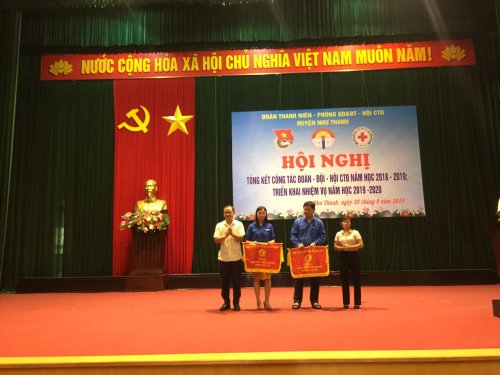 L&atilde;nh đạo Ban D&acirc;n vận Huyện uỷ, Uỷ ban MTTQ huyện trao cờ Li&ecirc;n đội vững mạnh cho c&aacute;c đơn vị c&oacute; th&agrave;nh t&iacute;ch xuất sắc.jpg