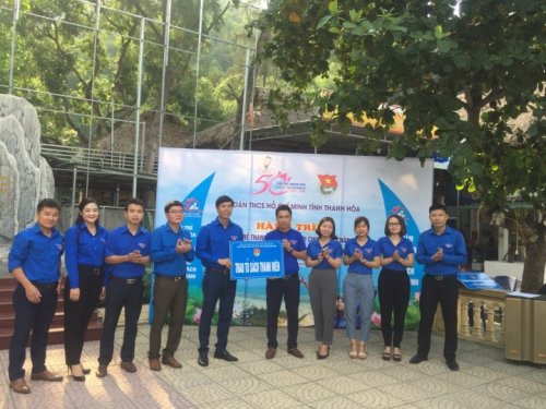 anhr3. Trao tủ s&aacute;ch.jpg