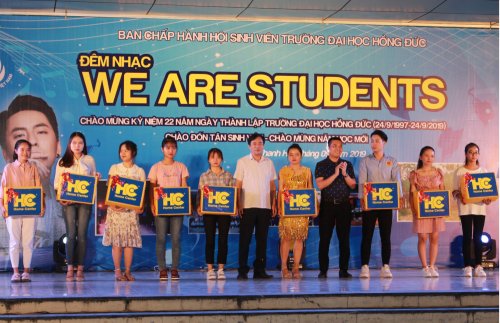hồng đức trao qu&agrave; cho sinh vi&ecirc;n.jpg