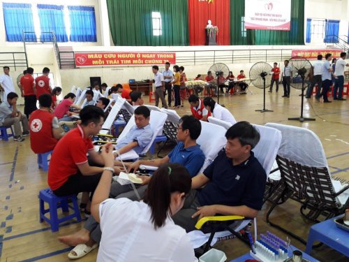Đo&agrave;n vi&ecirc;n thanh ni&ecirc;n tham gia hiến m&aacute;u t&igrave;nh nguyện.jpg