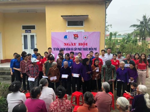 Hoạt động kh&aacute;m bệnh, cấp ph&aacute;t thuốc v&agrave; tặng qu&agrave; cho người d&acirc;n.jpg