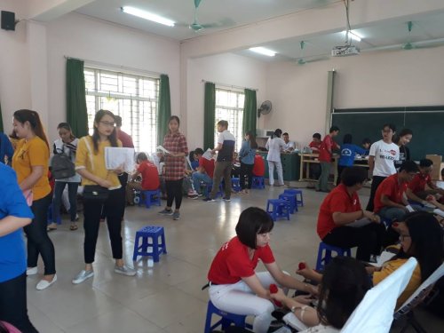 C&aacute;n bộ, sinh vi&ecirc;n trường Cao đẳng Y tham gia hiến m&aacute;u.jpg
