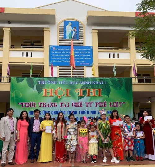 ẢNH 4-  C&aacute;c thầy, c&ocirc; gi&aacute;o trao giải cho c&aacute;c th&iacute; sinh nh&iacute;.jpg