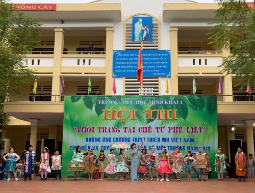 ảnh 3- h&igrave;nh ảnh c&aacute;c th&iacute; sinh nh&iacute; hồi hộp trong khi MC c&ocirc;ng bố kết quả.jpg