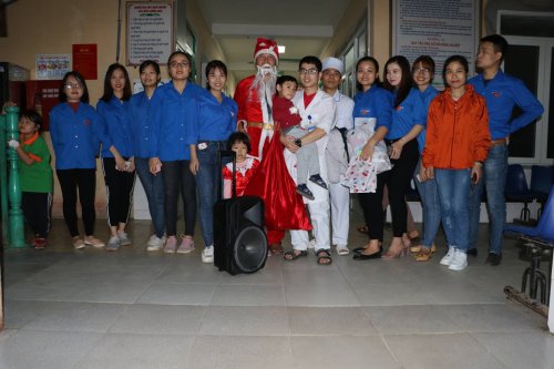 tặng qu&agrave; noel.jpg