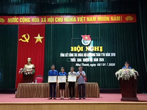 Đồng ch&iacute; Lương Văn Ho&agrave;n - Ủy vi&ecirc;n BTV Huyện ủy, Ph&oacute; Chủ tịch UBND huyện trao Bằng khen của Trung ương Hội LHTN Việt Nam cho c&aacute;c anh, chị đạt th&agrave;nh t&iacute;ch xuất sắc năm 2019..jpg