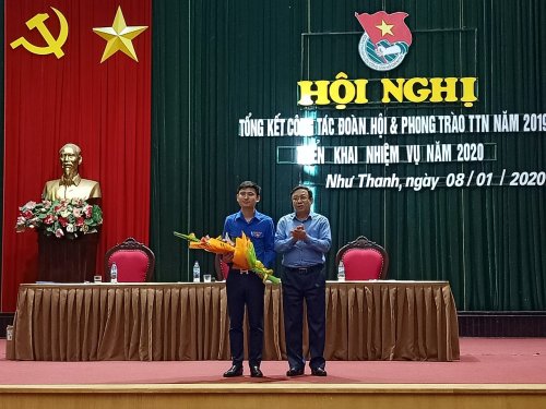 Đồng ch&iacute; Qu&aacute;ch Văn Tuấn - Ph&oacute; B&iacute; thư Thường trực Huyện ủy tặng hoa ch&uacute;c mừng Ph&oacute; B&iacute; thư Huyện đo&agrave;n kh&oacute;a V, nhiệm kỳ 2017-2022.jpg