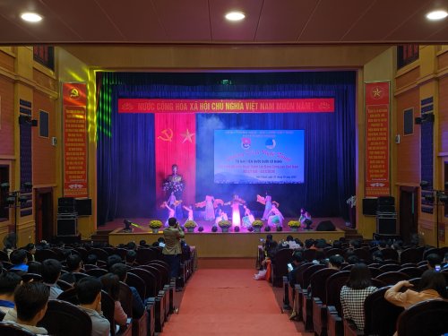 To&agrave;n cảnh chương tr&igrave;nh nghệ thuật Tự h&agrave;o tiến bước dưới cờ Đảng.jpg