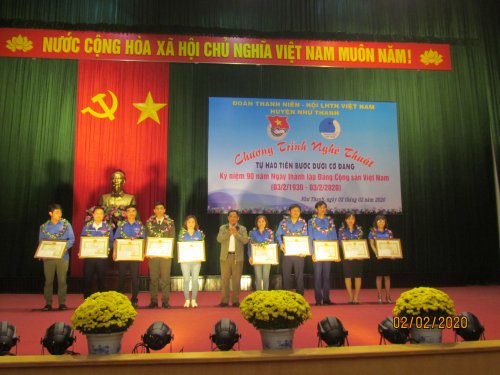 Đồng ch&iacute; Trần Văn Tuấn - Tỉnh uỷ vi&ecirc;n, B&iacute; thư Huyện uỷ, Chủ tịch HĐND huyện tặng bằng khen 10 Đảng vi&ecirc;n trẻ ti&ecirc;u biểu tr&ecirc;n c&aacute;c lĩnh vực giai đoạn 2017-2019.JPG