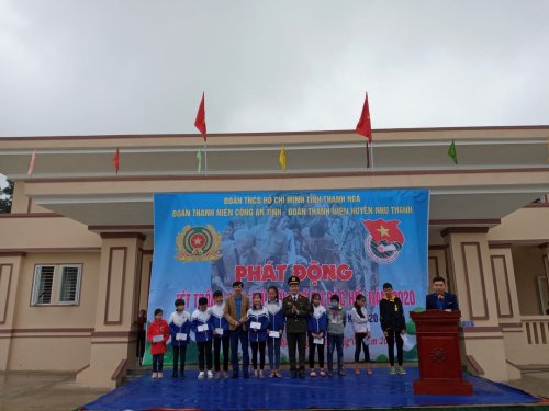 Tặng qu&agrave; cho c&aacute;c em học sinh c&oacute; ho&agrave;n cảnh kh&oacute; khăn tr&ecirc;n địa b&agrave;n huyện.jpg