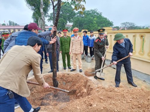 C&aacute;c đồng ch&iacute; l&atilde;nh đạo trồng c&acirc;y lưu niệm.jpg