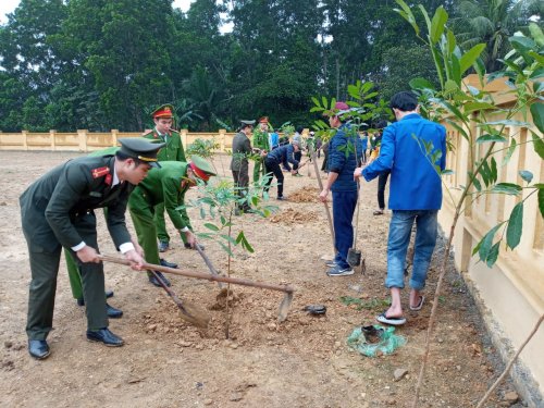 C&aacute;n bộ, đo&agrave;n vi&ecirc;n thanh ni&ecirc;n t&iacute;ch cực tham gia trồng c&acirc;y đầu xu&acirc;n.jpg