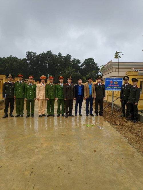 Gắn biển c&ocirc;ng tr&igrave;nh Đường c&acirc;y thanh ni&ecirc;n.jpg