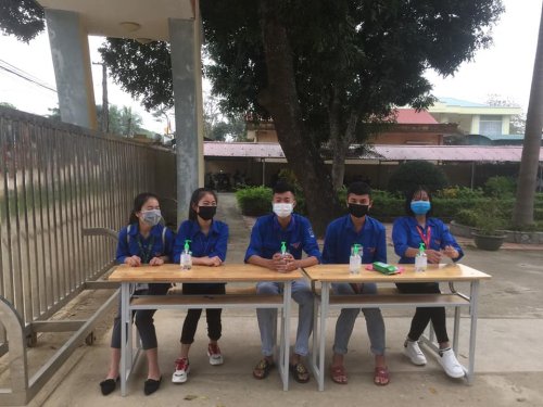 Đo&agrave;n vi&ecirc;n, thanh ni&ecirc;n l&agrave; gi&aacute;o vi&ecirc;n, học sinh Trường THCS&THPT Như Thanh đo nhiệt độ v&agrave; hướng dẫn học sinh s&aacute;t khuẩn tay nhanh.jpg