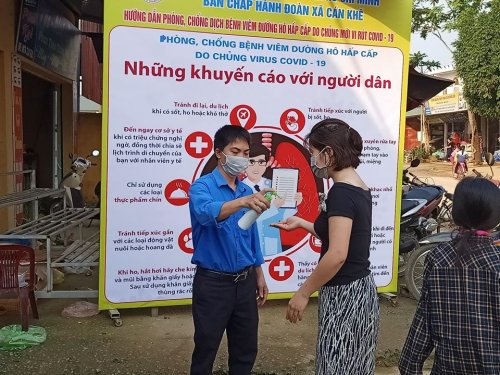 C&aacute;n bộ đo&agrave;n x&atilde; C&aacute;n Kh&ecirc; hướng dẫn người nh&acirc;n s&aacute;t khuẩn tay (2).jpg