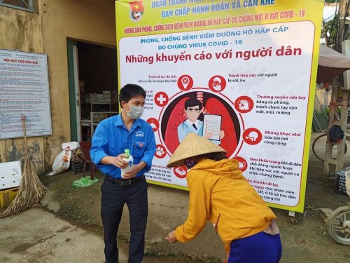 C&aacute;n bộ đo&agrave;n x&atilde; C&aacute;n Kh&ecirc; hướng dẫn người nh&acirc;n s&aacute;t khuẩn tay.jpg