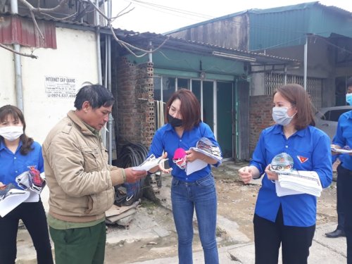 ĐVTN ph&aacute;t tờ rơi.jpg